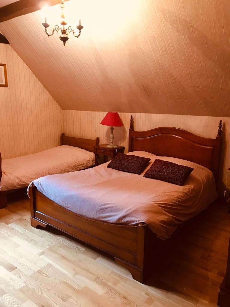 une chambre avec deux lits dans un grenier dans l'établissement Gîte du ru d ausson, à Avrigny 15 autres photos