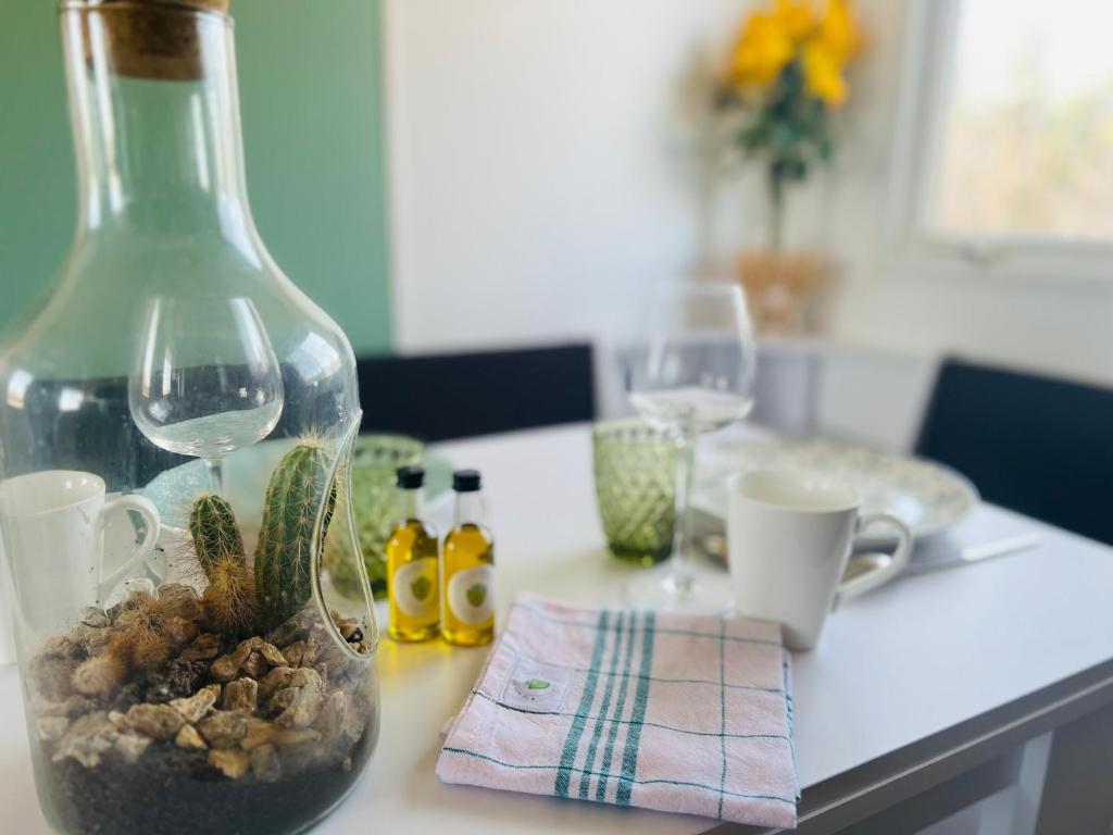 une table avec un vase en verre avec un cactus dans l'établissement Cabane la Clef des Champs au Mas des Entrages, à Salon-de-Provence 21 autres photos