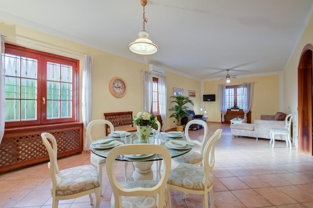une salle à manger avec une table et des chaises dans l'établissement Villa Oasi With Private Pool - Happy Rentals, à Sirmione