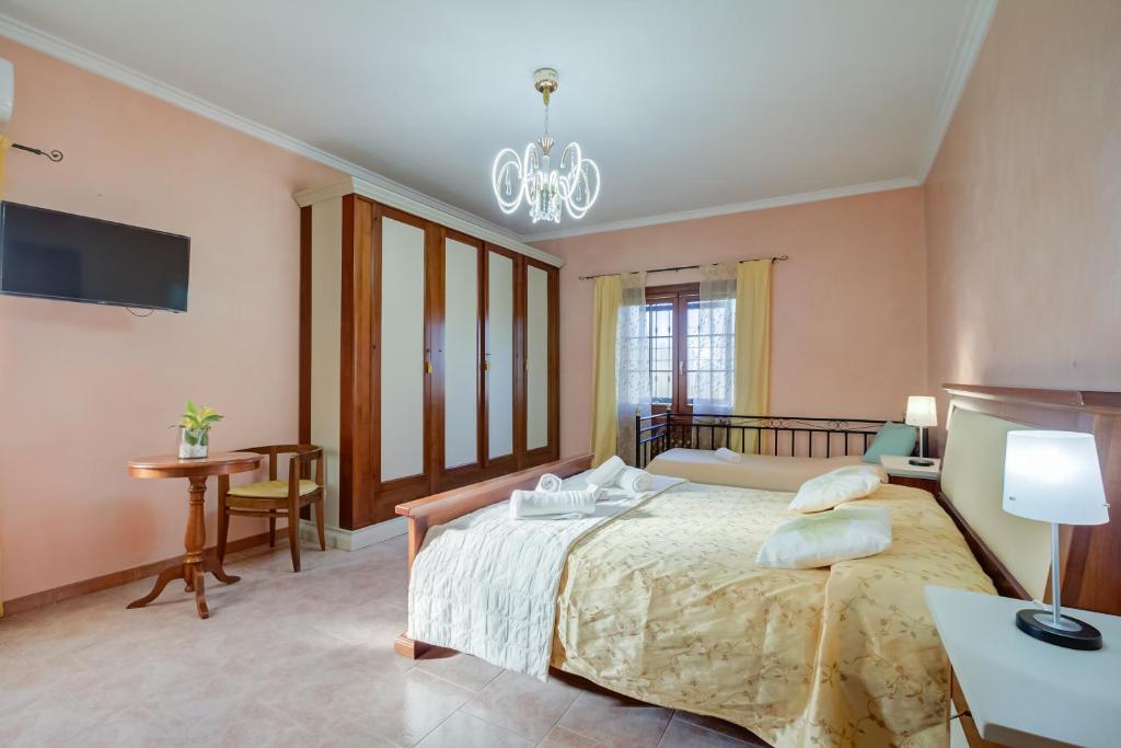 une chambre avec un grand lit et une table dans l'établissement Villa Oasi With Private Pool - Happy Rentals, à Sirmione