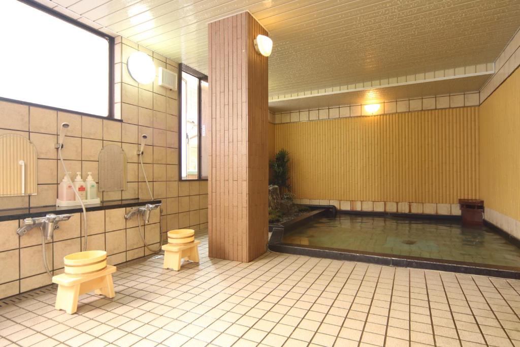 La salle de bains est pourvue d'une piscine et de 2 toilettes. dans l'établissement Yodoya, à Toyooka