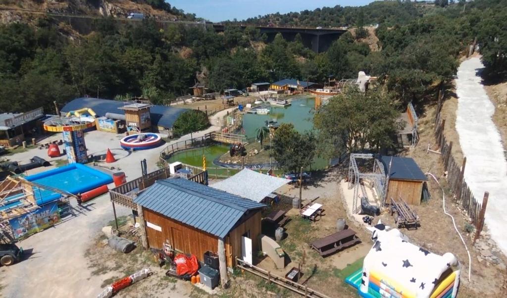 - une vue aérienne sur un parc aquatique avec une aire de jeux dans l'établissement Cabane perché à la ferme aventure du perthus, à Le Perthus