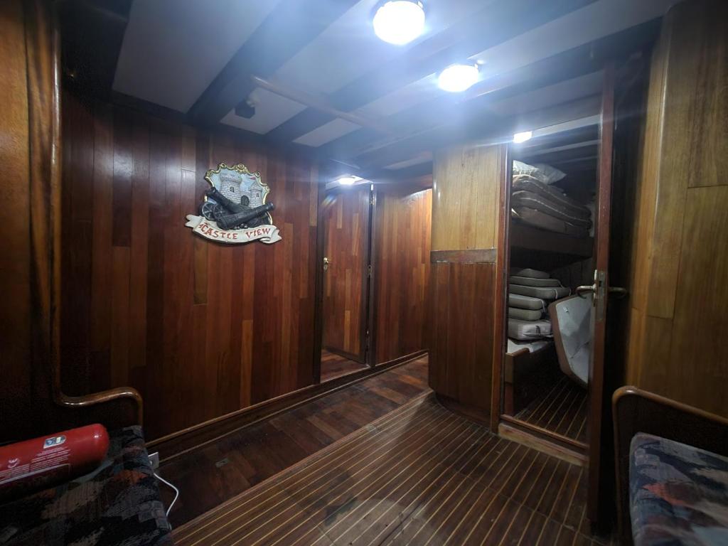 d'une petite salle de bains avec des boiseries et des toilettes. dans l'établissement Bateau pirate, à Crespinet