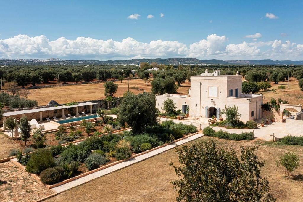 une vue aérienne d'un bâtiment avec un jardin dans l'établissement Masseria Bensistà, à Ostuni