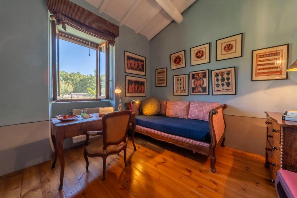 un salon avec un canapé et une table dans l'établissement Podere Manafiore, à Monticchiello