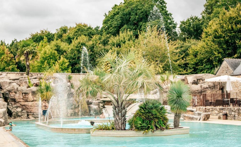- une piscine avec cascade dans un complexe dans l'établissement Glamping Bretagne, à Quimper