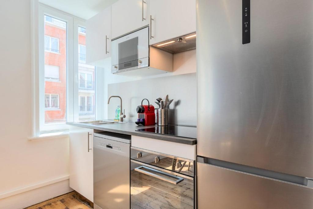 Bright 3-bedroom 2-bathroom flat 7