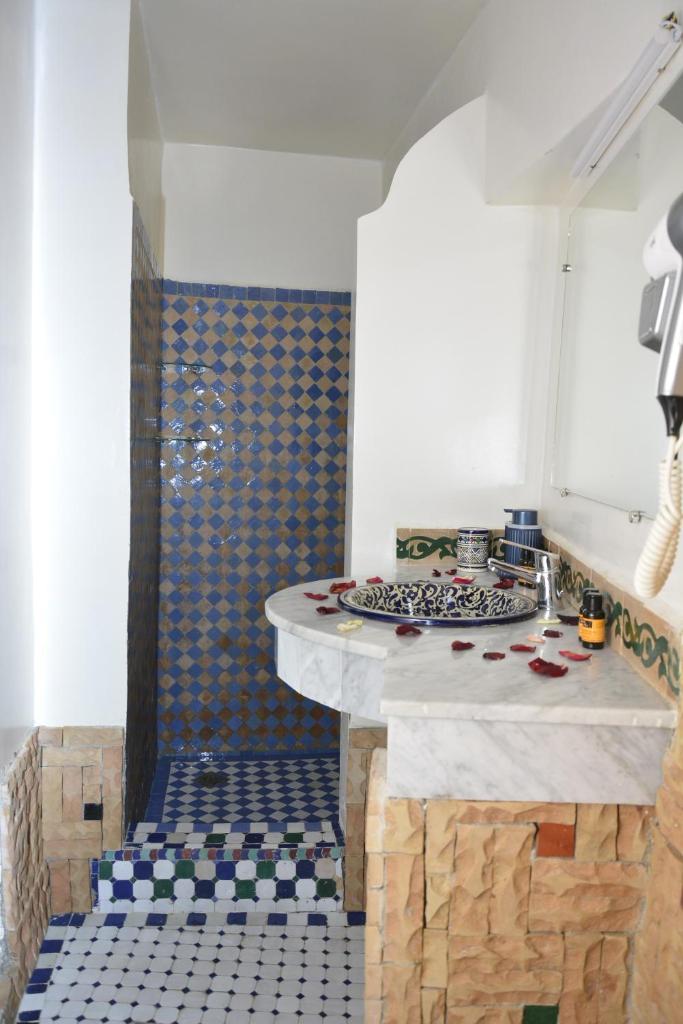- une cuisine avec une douche et un comptoir dans l'établissement Riad Fes Colors & SPA - Family Lodging, à Fès