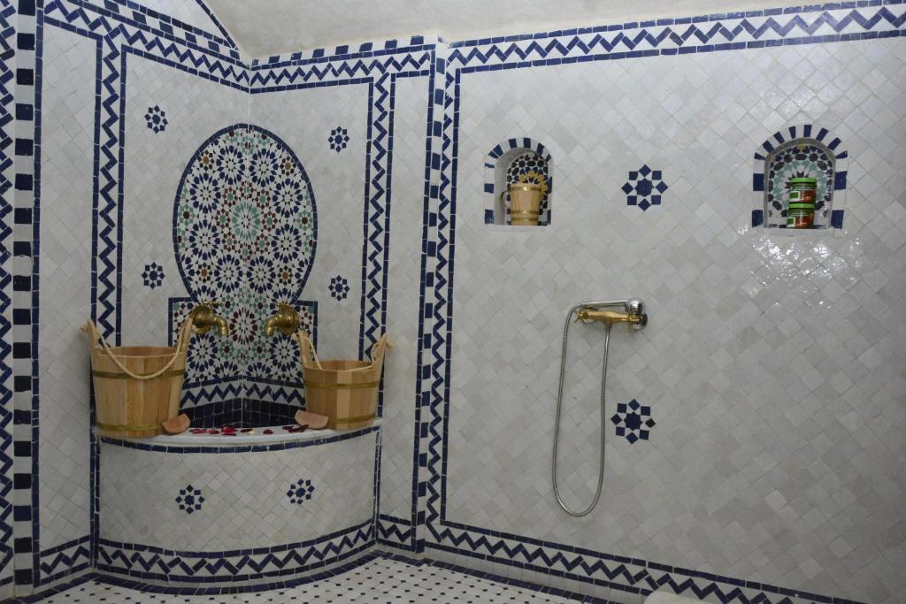 une salle de bain avec douche aux carreaux bleus et blancs dans l'établissement Riad Fes Colors & SPA - Family Lodging, à Fès 37 autres photos