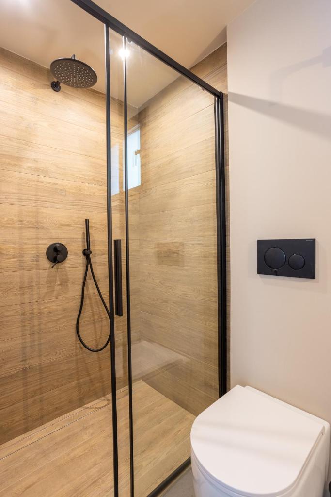 une salle de bain avec douche et toilettes dans l'établissement labotanica_casalounge, à Cesenatico 59 autres photos