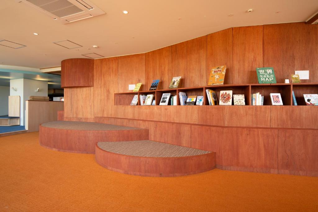 une bibliothèque avec deux bancs et une étagère à livres dans l'établissement Senpokaku, à Toba 37 autres photos