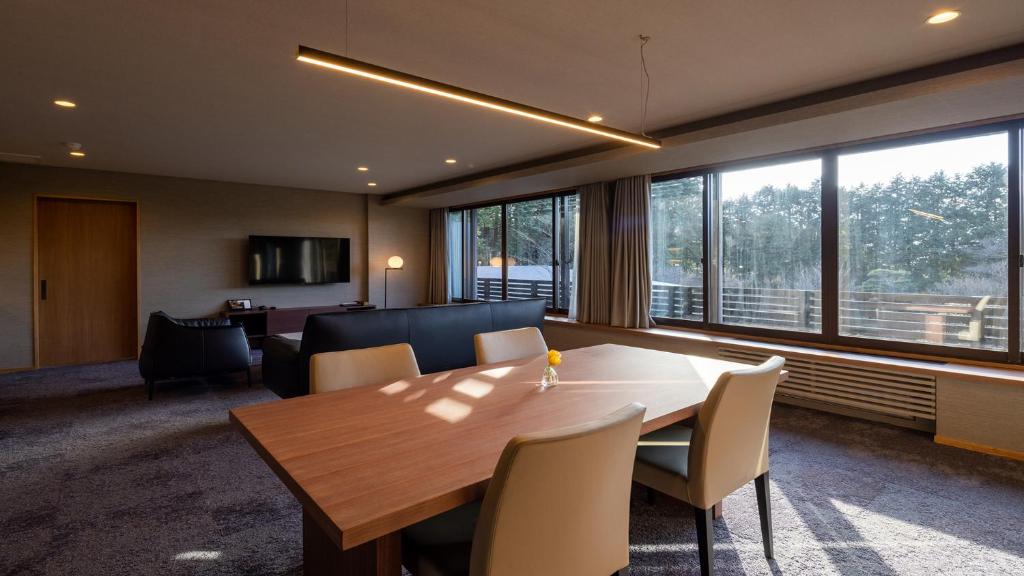 une salle de conférence avec une table et des chaises en bois dans l'établissement Sengokubara COCON, à Hakone