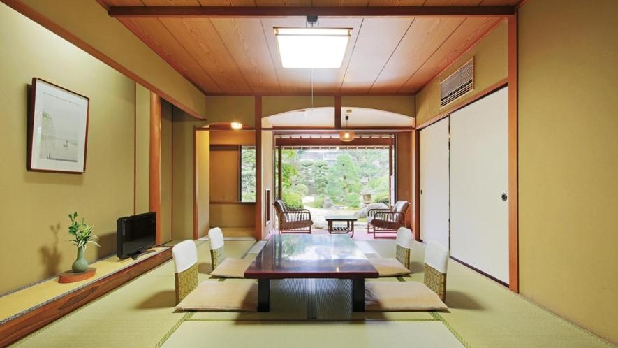 une salle à manger avec une longue table et des chaises dans l'établissement Konya, à Matsue