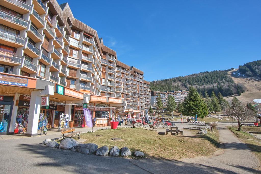 un grand immeuble situé au milieu d'une rue dans l'établissement Studio pied des pistes - Villard, à Villard-de-Lans