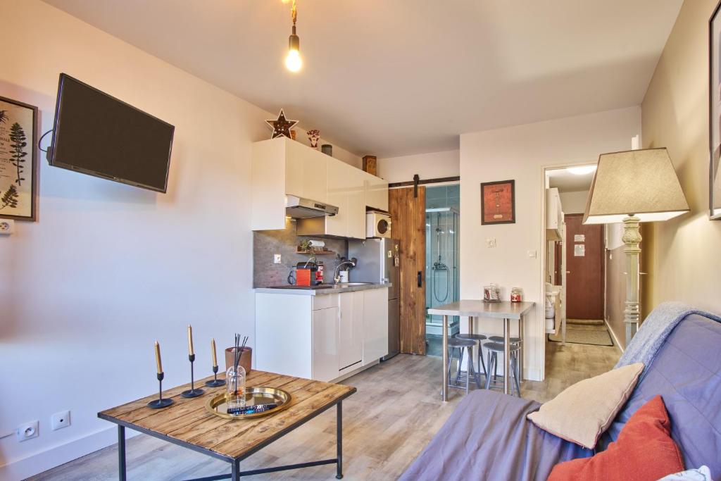 un salon avec un canapé et une table dans l'établissement Studio pied des pistes - Villard, à Villard-de-Lans 8 autres photos