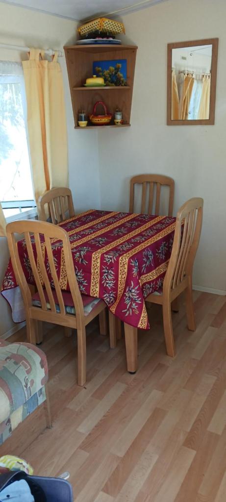 - une table à manger avec 2 chaises et une couverture dans l'établissement Le Bungalow Bleu Domaine des Canebieres Golfe de St Tropez, au Muy