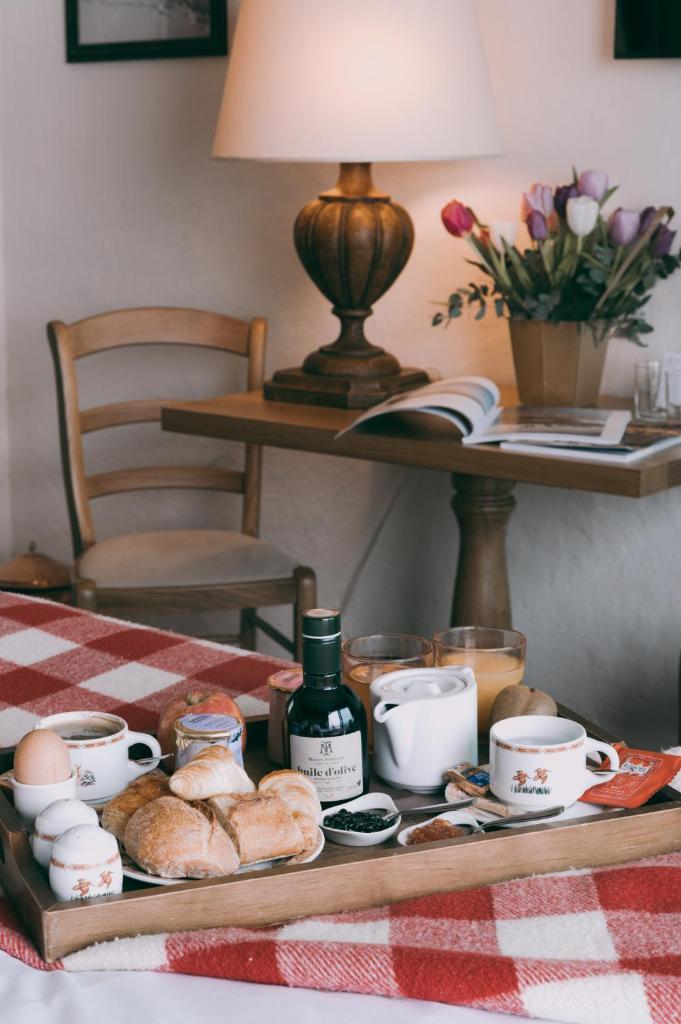 - un plateau de pain et d'œufs sur une table dans l'établissement Hôtel Alpen Ruitor, à Méribel