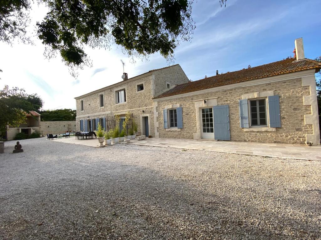 - une vue sur l'extérieur d'une maison en pierre avec une allée dans l'établissement Gite Provençal du Mas Arnaud, à Arles