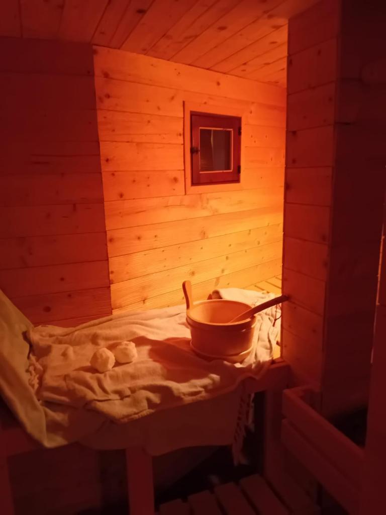 Wellnessoase mit Sauna und Whirlpool 3