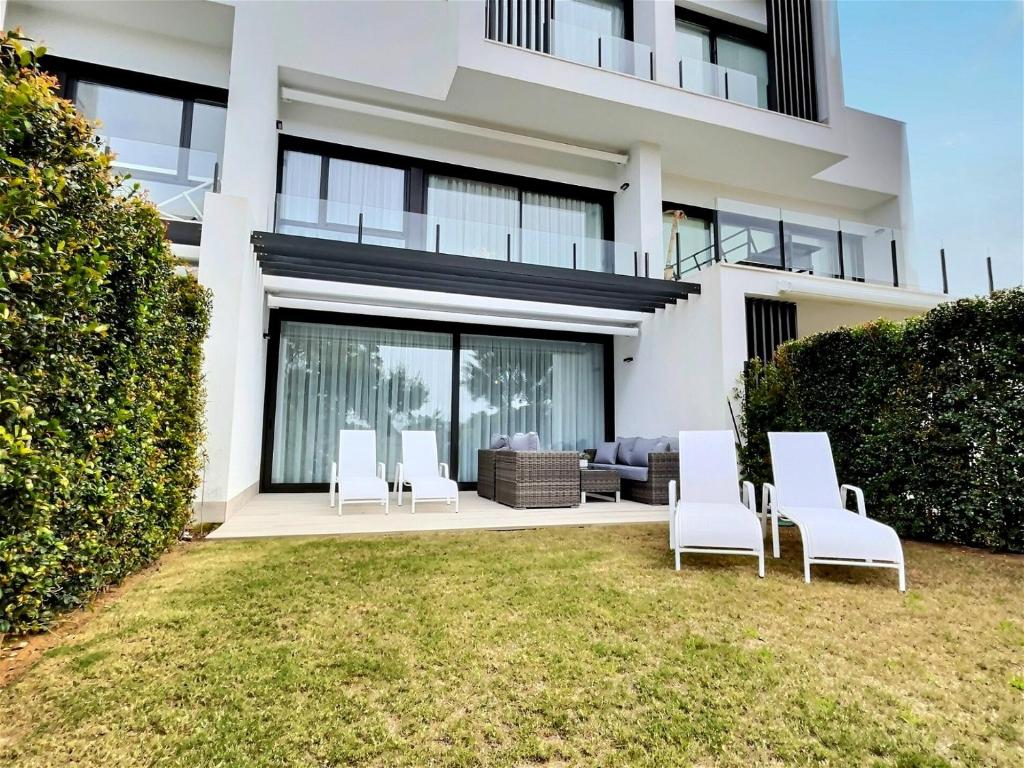 Close to the marina and beaches of Sotogrande, experience sophistication in this contemporary four-bedroom frontline golf townhouse in the San Roque Club 3
