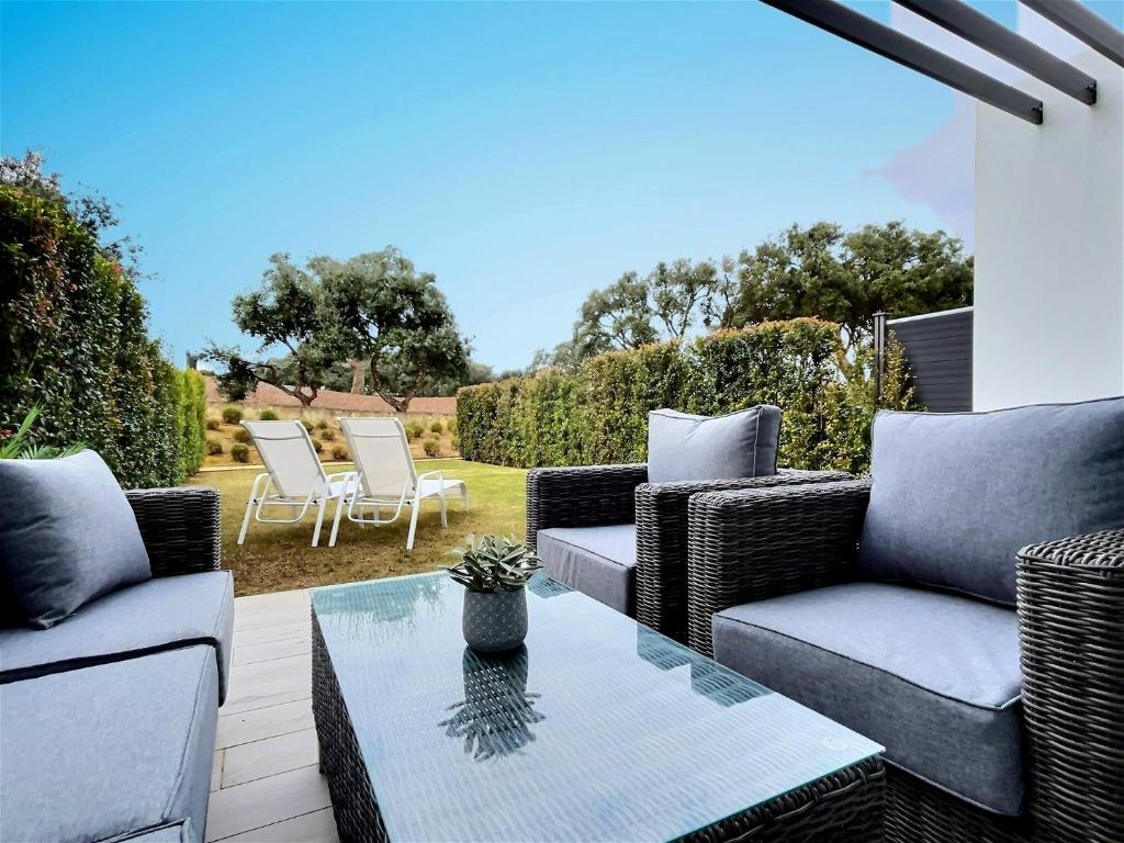 Close to the marina and beaches of Sotogrande, experience sophistication in this contemporary four-bedroom frontline golf townhouse in the San Roque Club 4