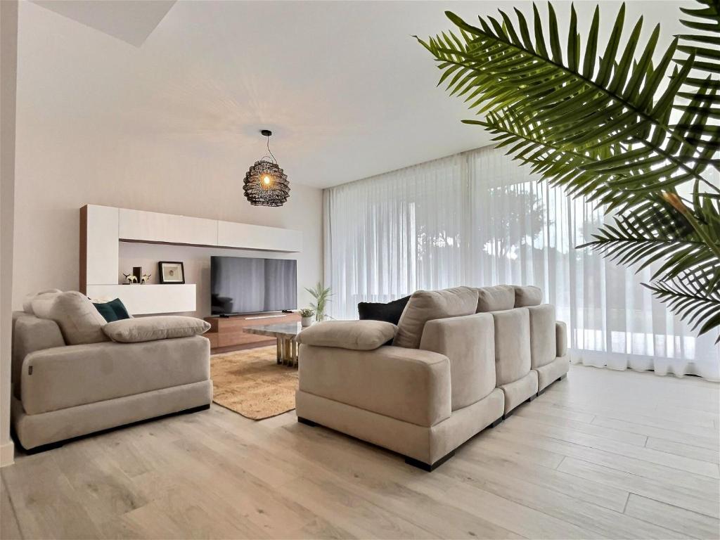 Close to the marina and beaches of Sotogrande, experience sophistication in this contemporary four-bedroom frontline golf townhouse in the San Roque Club 6