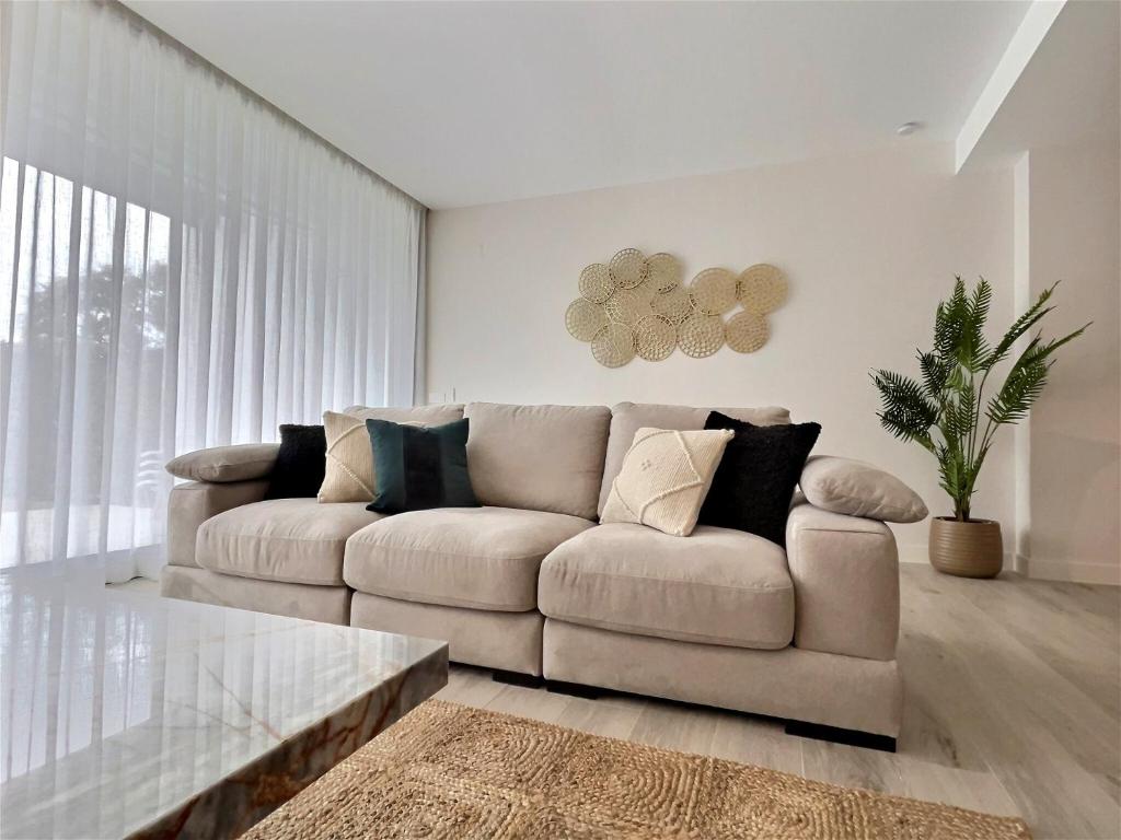 Close to the marina and beaches of Sotogrande, experience sophistication in this contemporary four-bedroom frontline golf townhouse in the San Roque Club 7
