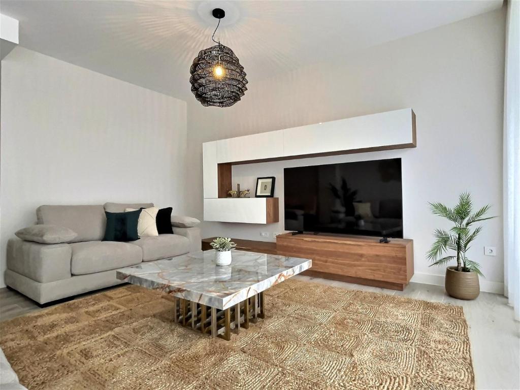 Close to the marina and beaches of Sotogrande, experience sophistication in this contemporary four-bedroom frontline golf townhouse in the San Roque Club 8
