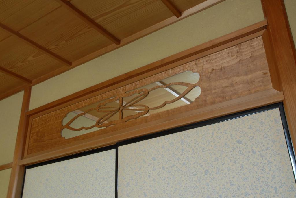 un panneau au-dessus d'une porte dans une pièce dans l'établissement Sansuien, à Yamaguchi