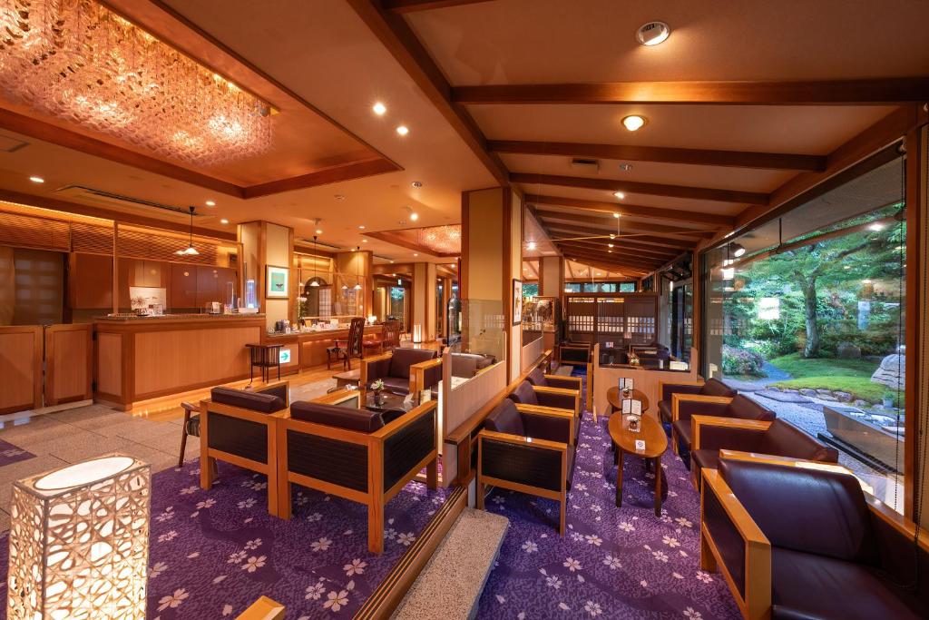 un restaurant avec un groupe de chaises et de tables dans l'établissement Suihoen, à Gero