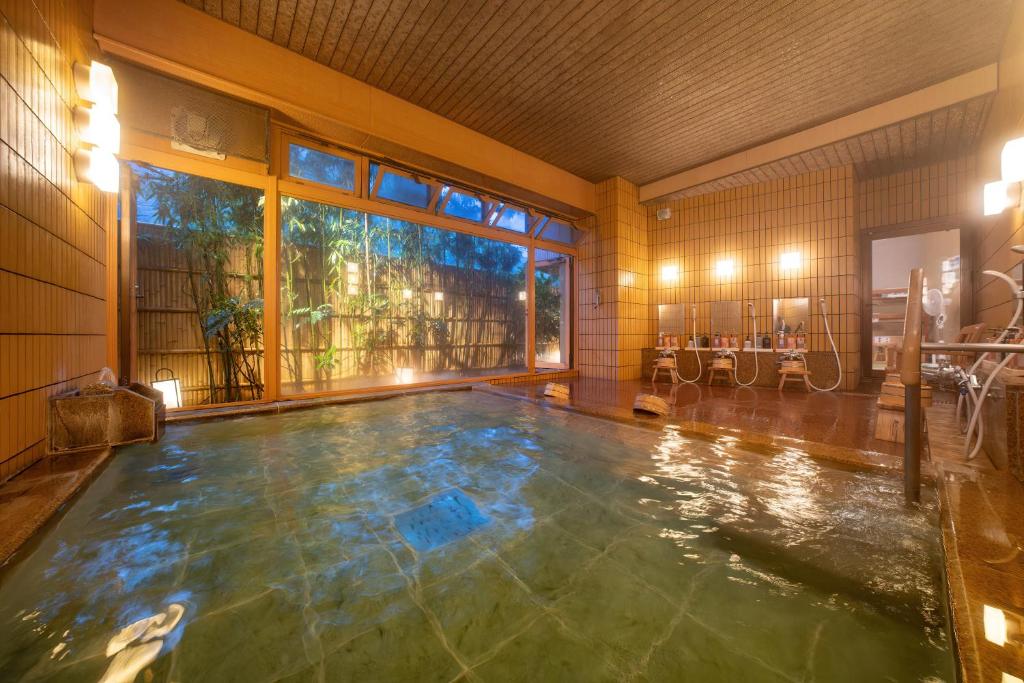 - une piscine dans une chambre dotée d'une grande fenêtre dans l'établissement Suihoen, à Gero