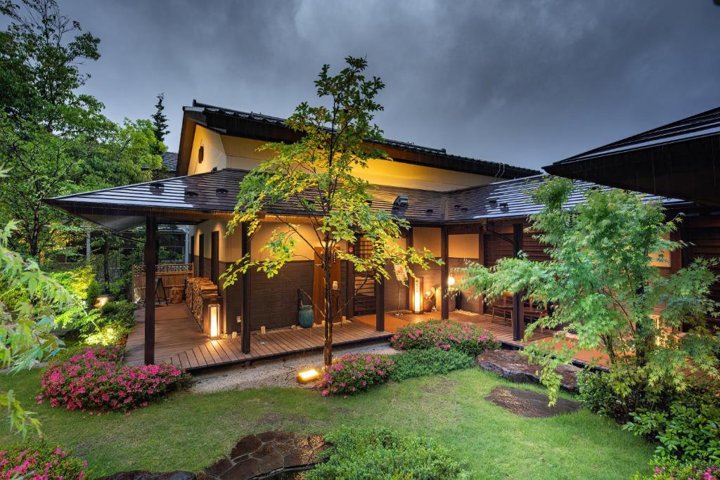 une maison avec une terrasse en bois et une cour dans l'établissement Suihoen, à Gero