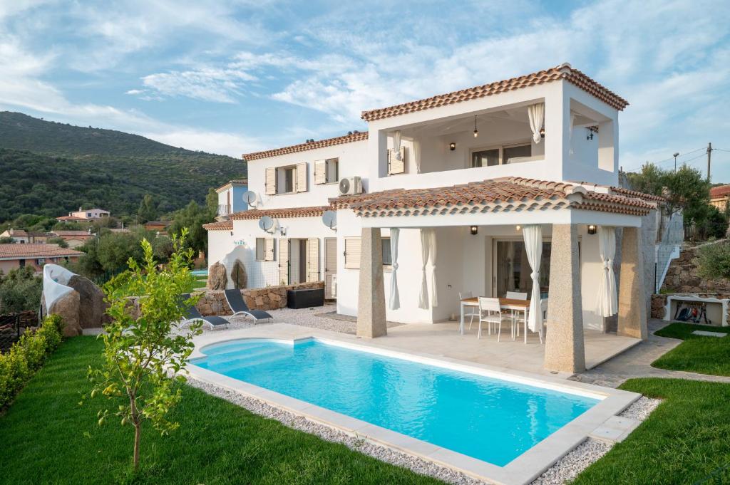 une villa avec piscine devant une maison dans l'établissement Bellevue by Klodge, à Budoni
