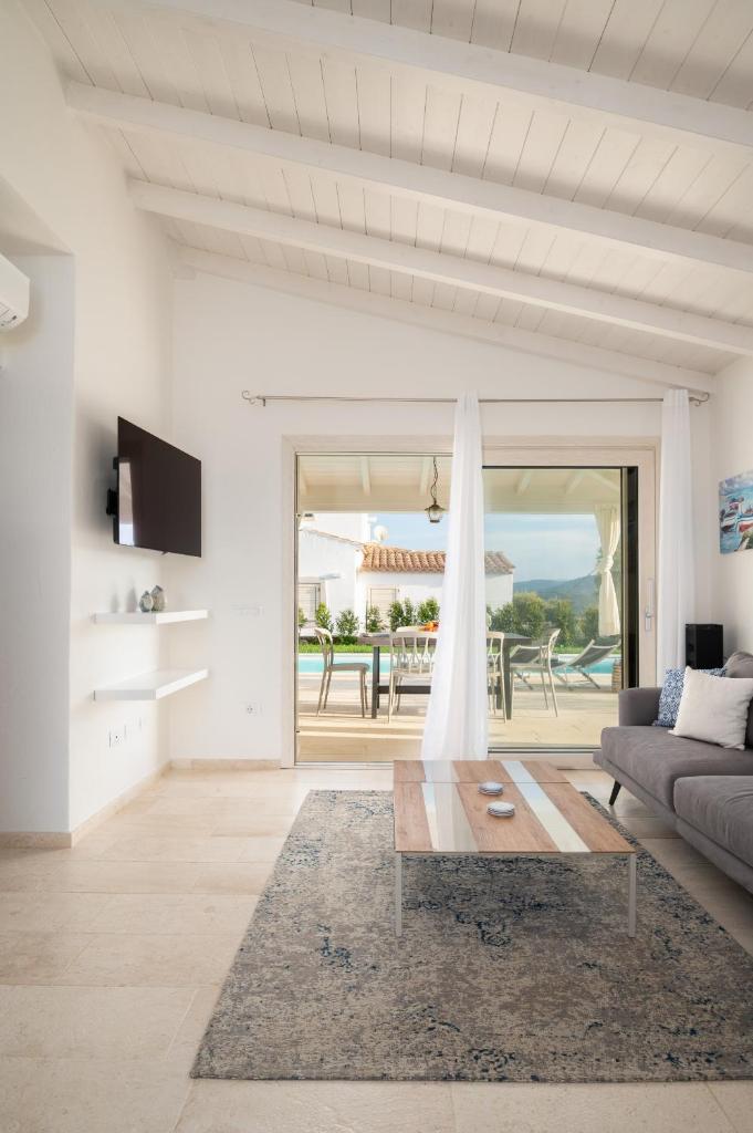 un salon avec un canapé et une table dans l'établissement Bellevue by Klodge, à Budoni