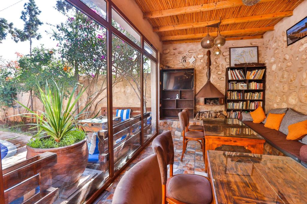 un salon avec une table et des chaises dans l'établissement DAR ETTO Riad & Spa, à Essaouira