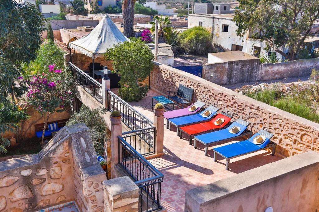 - un ensemble de chaises longues et de parasols sur le balcon dans l'établissement DAR ETTO Riad & Spa, à Essaouira