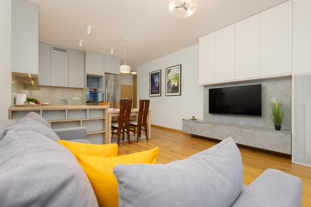 2 Bedroom Apartment Beautiful Green Surroundings Międzyborska Street by Noclegi Renters 4