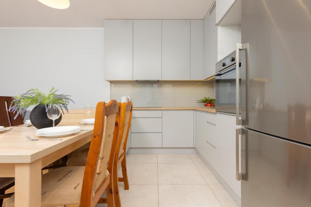 2 Bedroom Apartment Beautiful Green Surroundings Międzyborska Street by Noclegi Renters 8