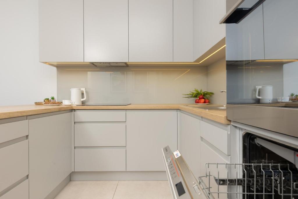 2 Bedroom Apartment Beautiful Green Surroundings Międzyborska Street by Noclegi Renters 3