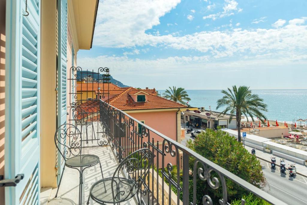 un balcon avec vue sur l'océan dans l'établissement Hotel De La Plage, à Pietra Ligure
