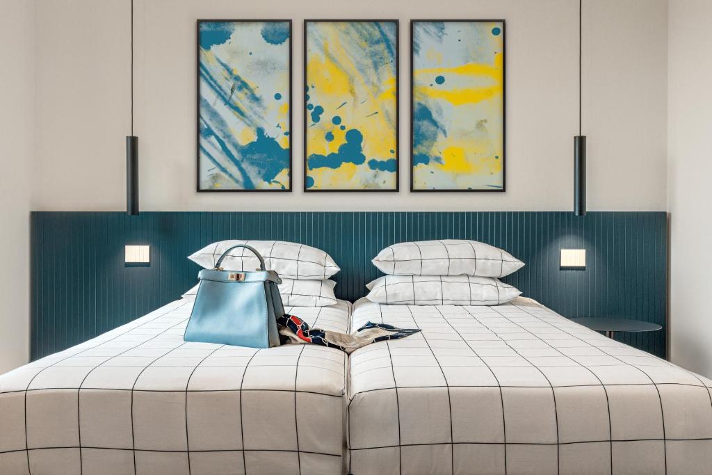 - une chambre avec un lit doté d'un sac bleu dans l'établissement Grand Hotel Majestic, à Verbania