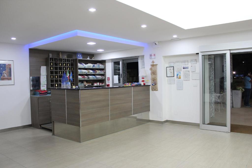 une boutique avec un comptoir au milieu d'une pièce dans l'établissement Hotel Poseidon, à Corigliano Calabro