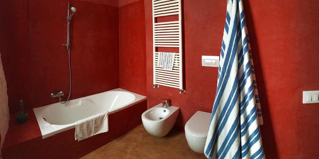 une salle de bain avec une baignoire, des toilettes et un lavabo dans l'établissement trullo contemporaneo, à Serranova 20 autres photos