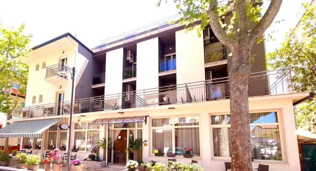 une vue extérieure d'un bâtiment dans l'établissement Hotel Villa Tina, à Cesenatico
