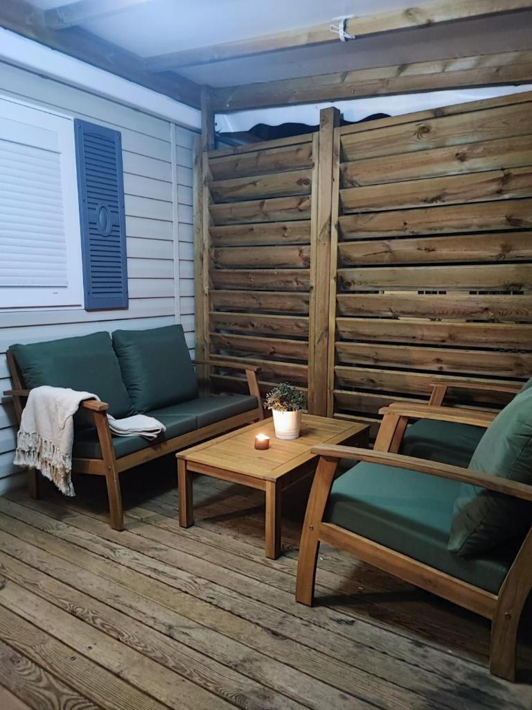 un salon avec un canapé et une table dans l'établissement Mobil home les dunes de contis "domino", à Saint-Julien-en-Born 22 autres photos