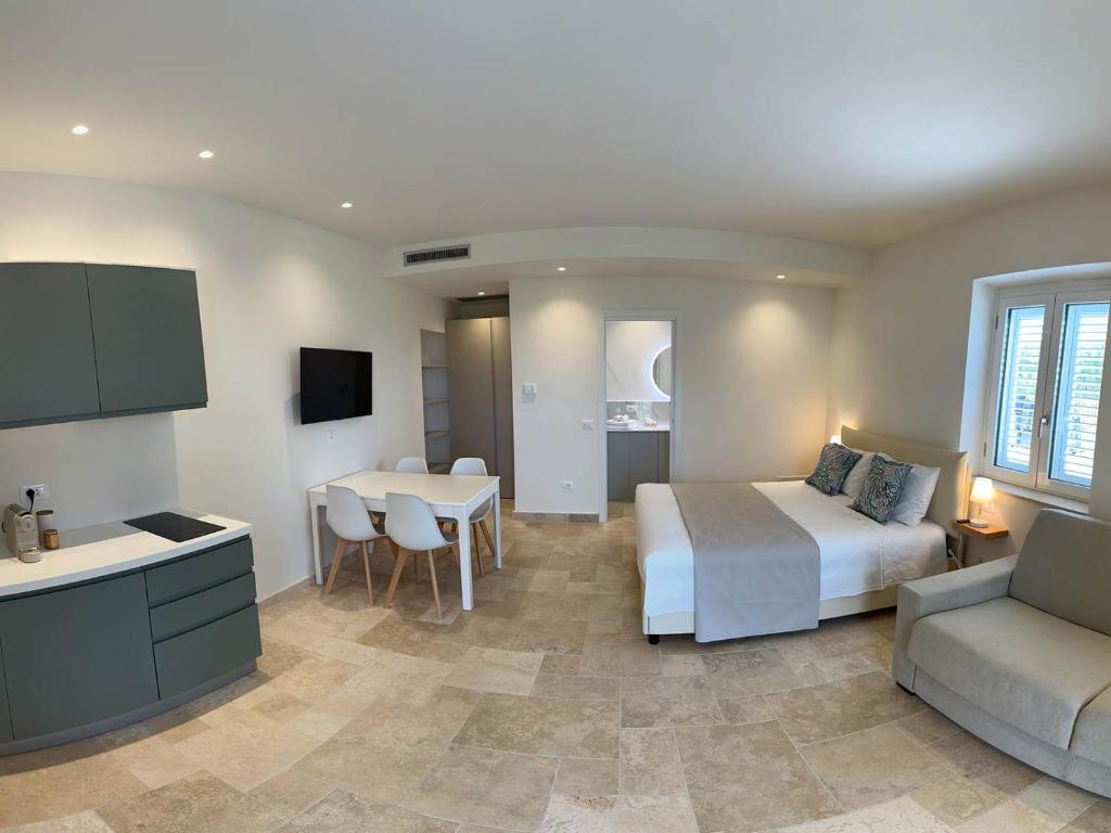 une chambre avec un lit et une table et une cuisine dans l'établissement Villa Achiropita, à Rossano