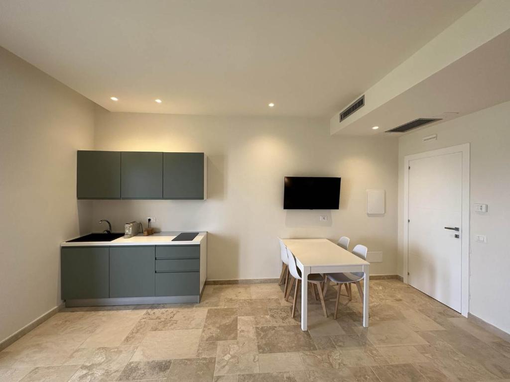 une cuisine avec une table et un comptoir dans l'établissement Villa Achiropita, à Rossano