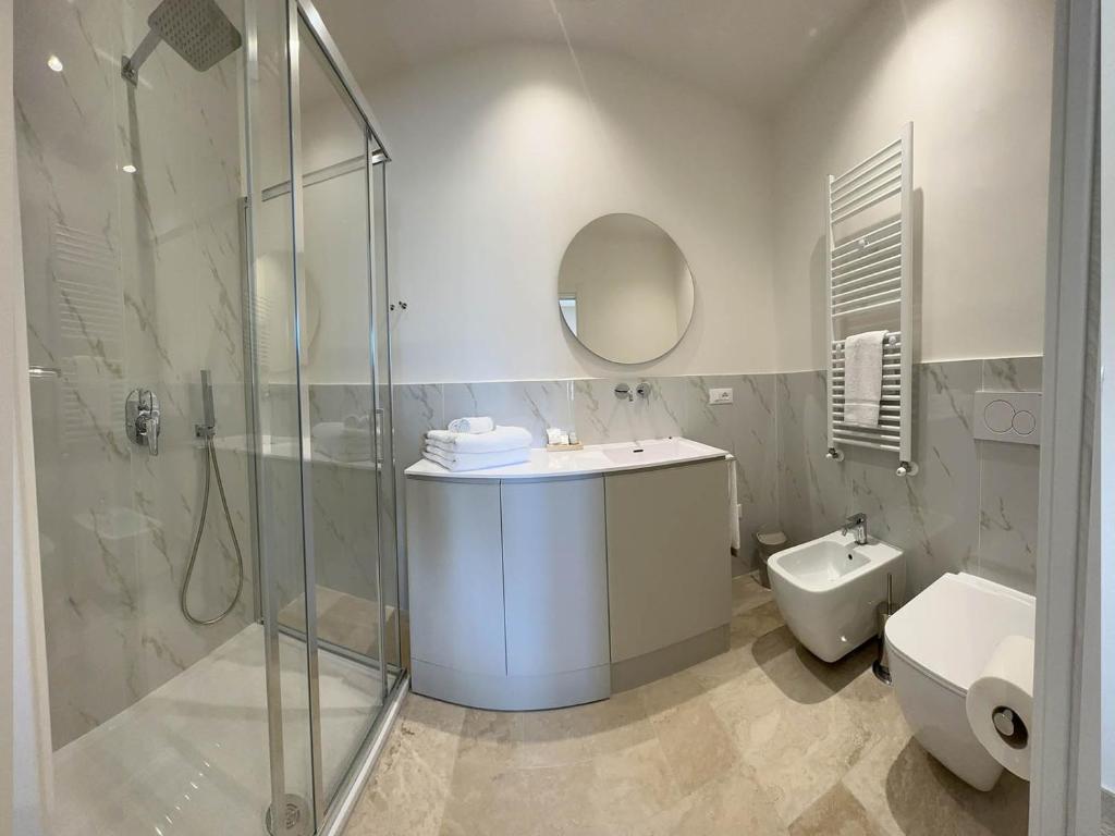 une salle de bain avec douche, lavabo et toilettes dans l'établissement Villa Achiropita, à Rossano 24 autres photos