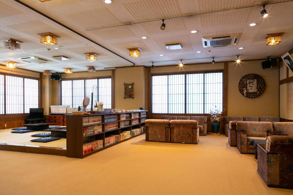 une bibliothèque avec des chaises et des étagères dans l'établissement Onyado Hisui, à Takayama 36 autres photos