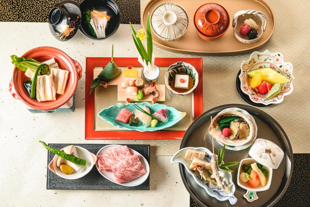 une table recouverte de assiettes de nourriture dans l'établissement Hotel Wakamizu, à Takarazuka